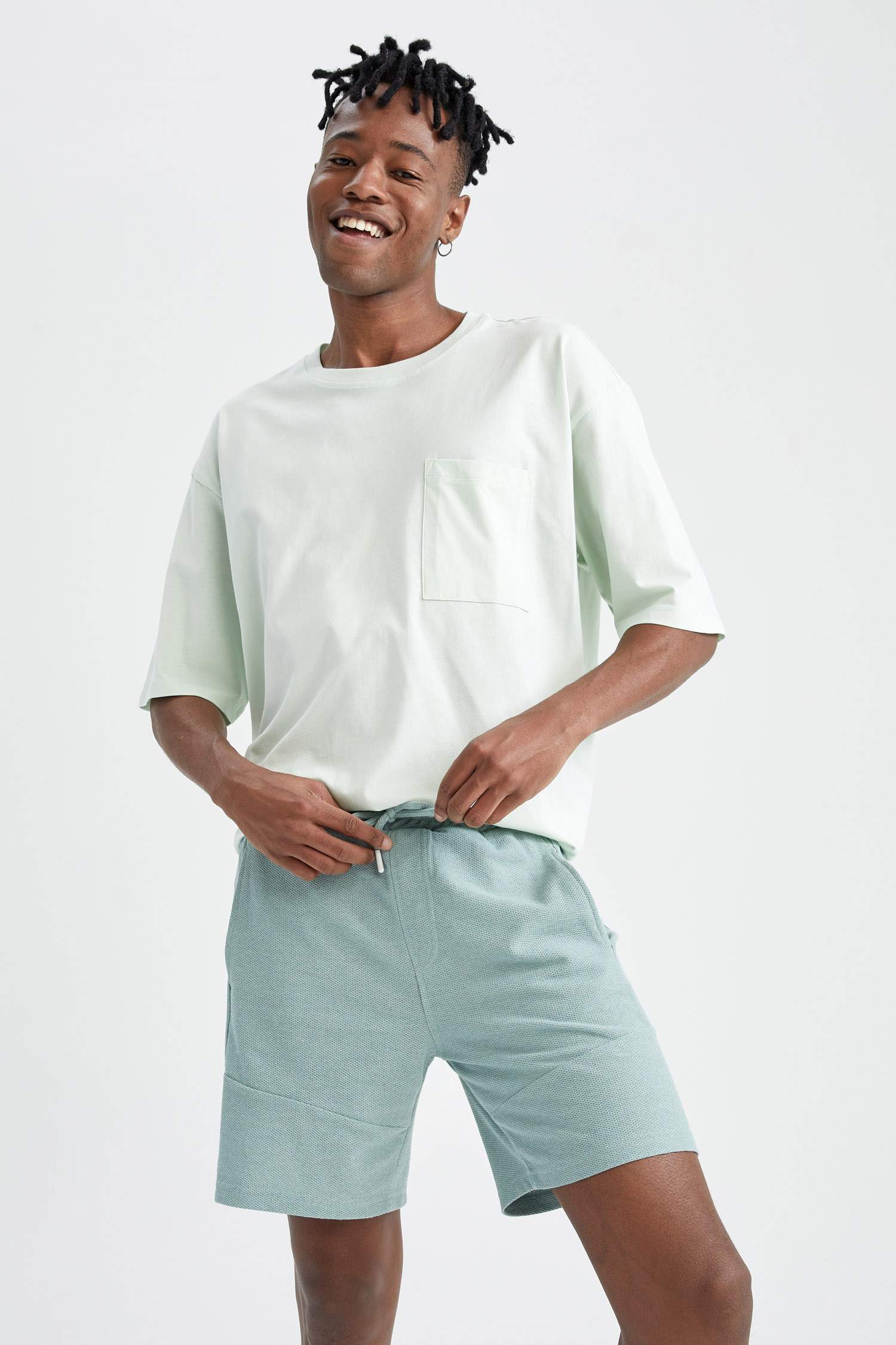 Slim Fit Cep Detaylı Geri Dönüşümlü Şort