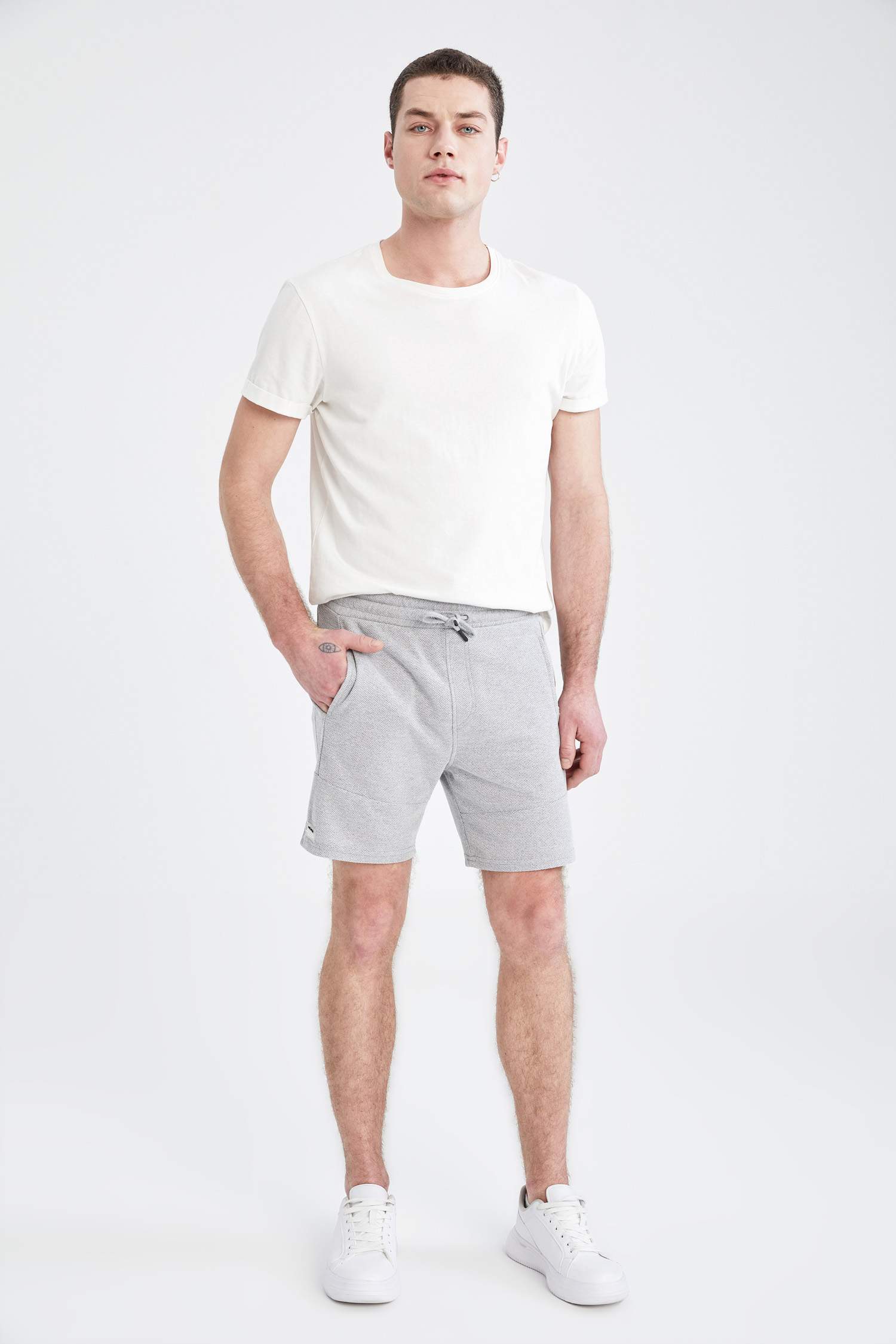 Slim Fit Cep Detaylı Geri Dönüşümlü Şort