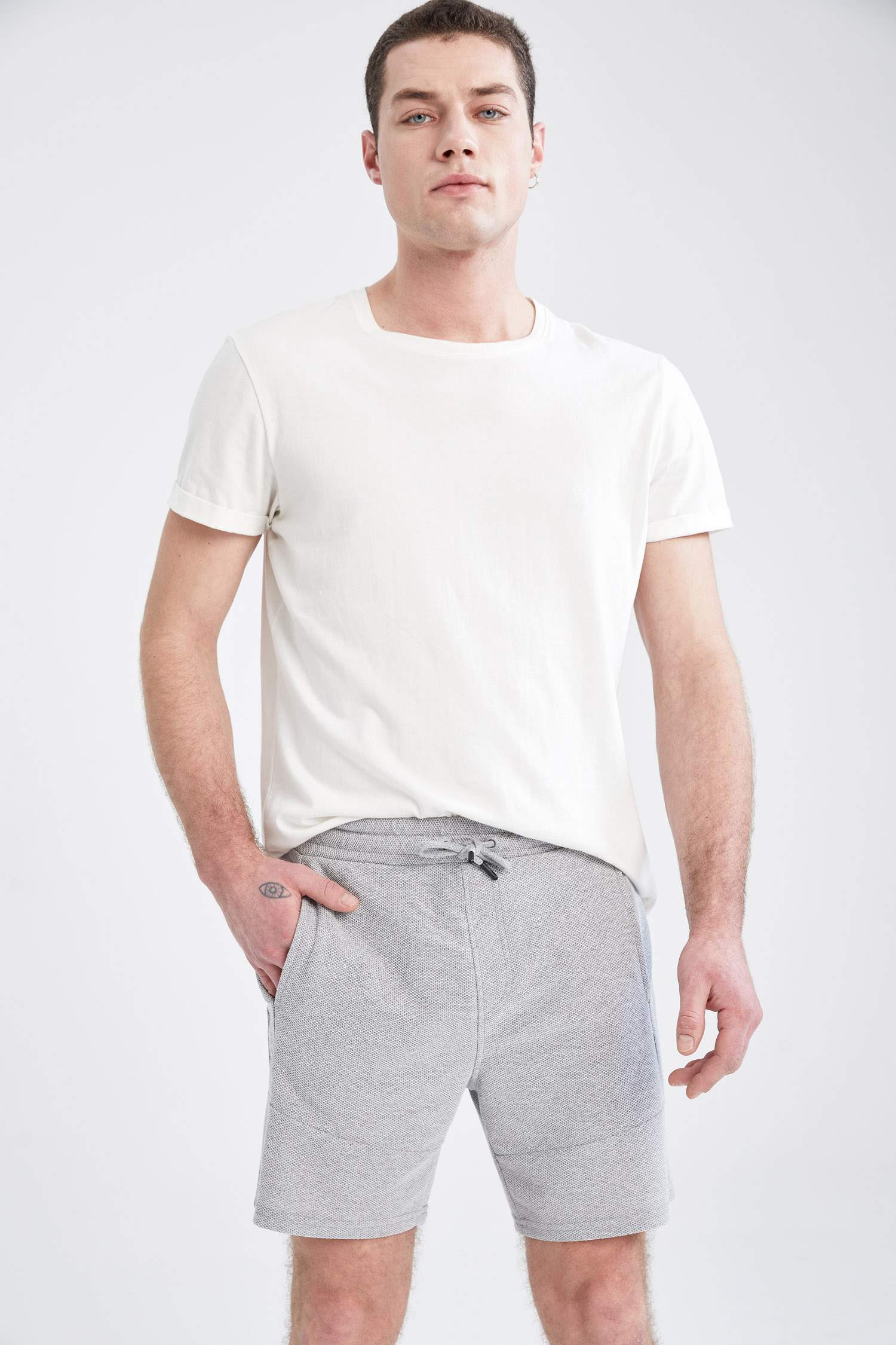 Slim Fit Cep Detaylı Geri Dönüşümlü Şort