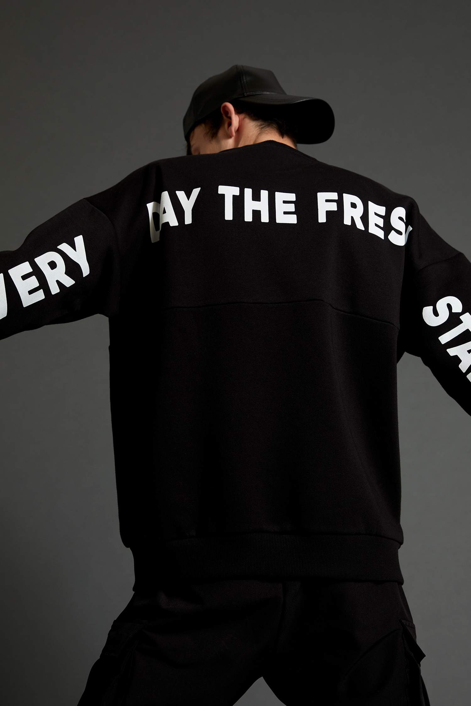 Oversize Fit Bisiklet Yaka Sırt Baskılı Uzun Kollu İçi Yumuşak Tüylü Sweatshirt