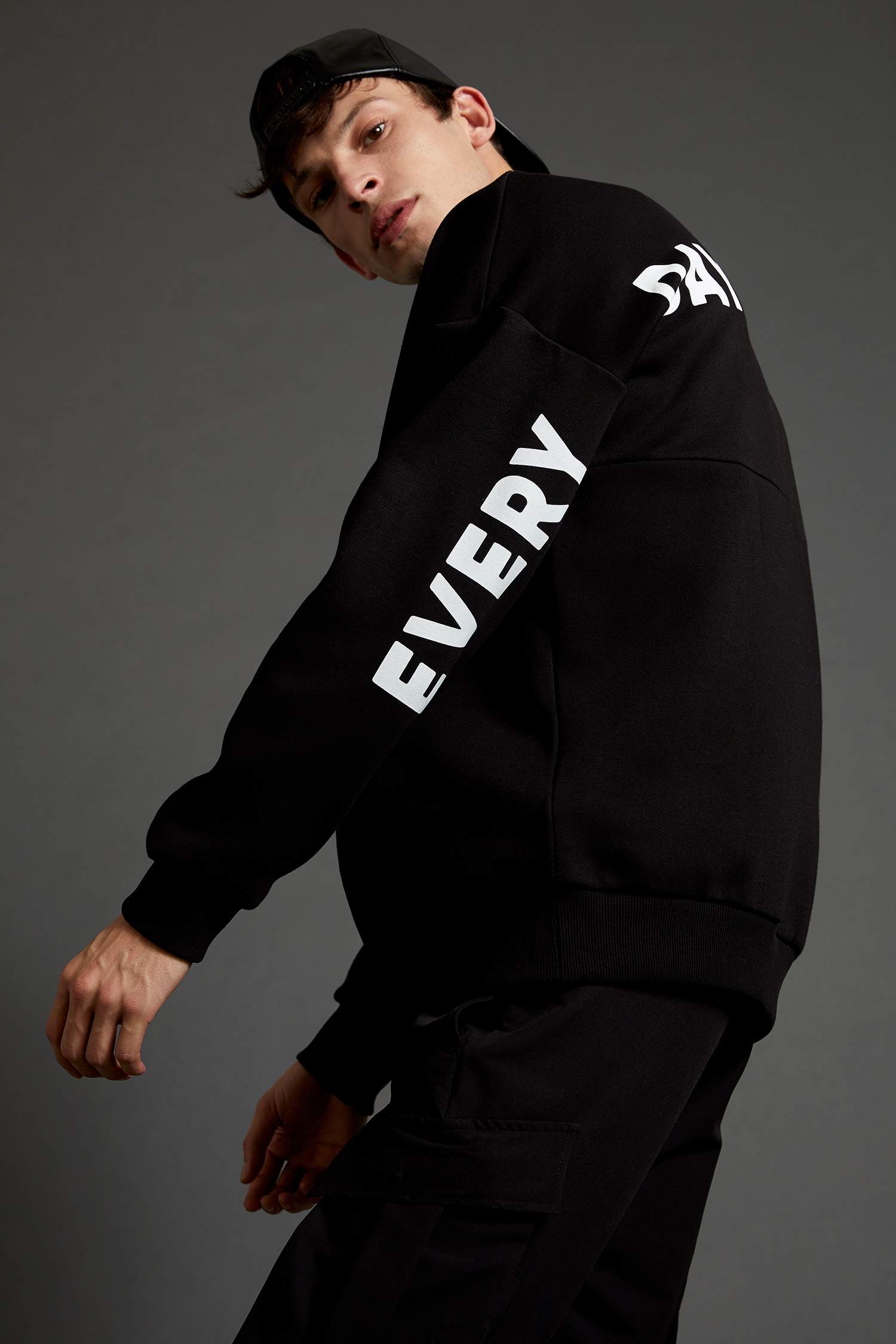 Oversize Fit Bisiklet Yaka Sırt Baskılı Uzun Kollu İçi Yumuşak Tüylü Sweatshirt