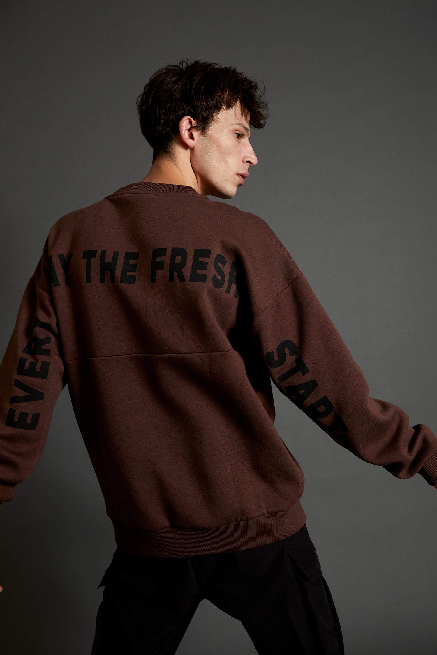Oversize Fit Bisiklet Yaka Sırt Baskılı Uzun Kollu İçi Yumuşak Tüylü Sweatshirt