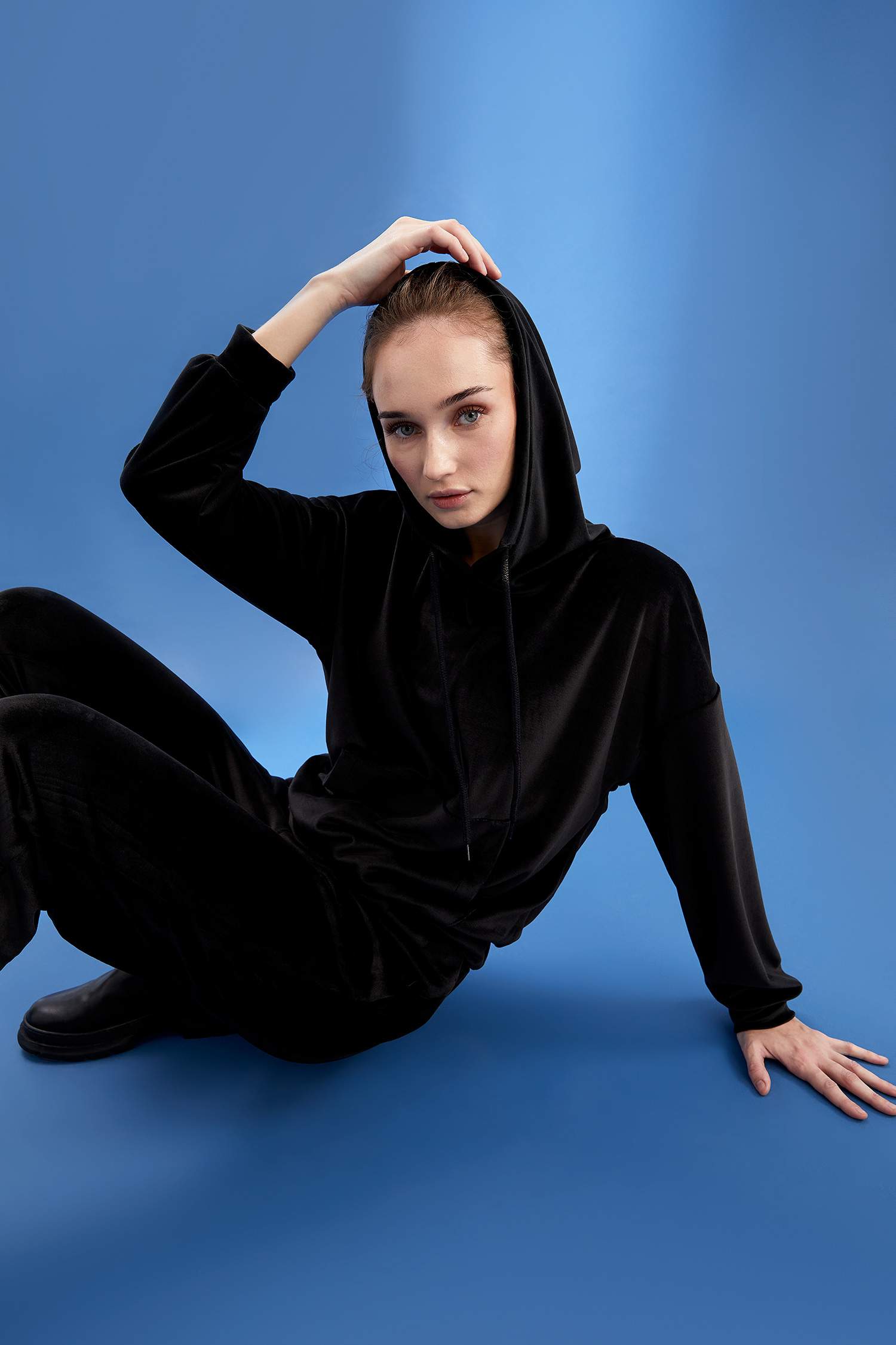 Basic Kapüşonlu Kanguru Cepli Relax Fit Kadife Sweatshirt