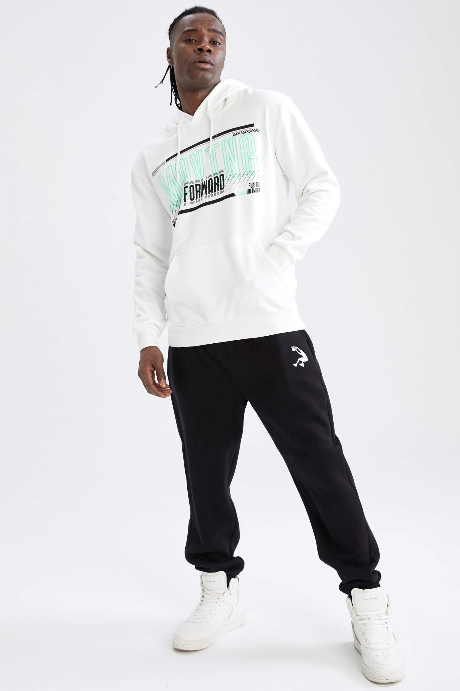 Standart Fit Kapüşonlu Baskılı Uzun Kollu Sweatshirt