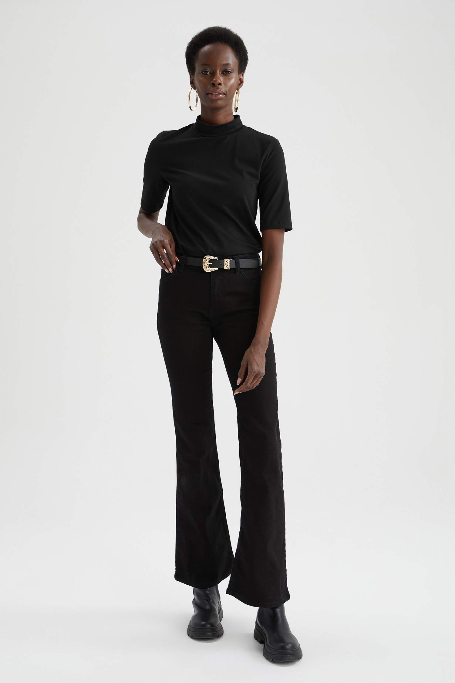 Slim Fit Yarım Balıkçı Yaka Kısa Kollu Tişört