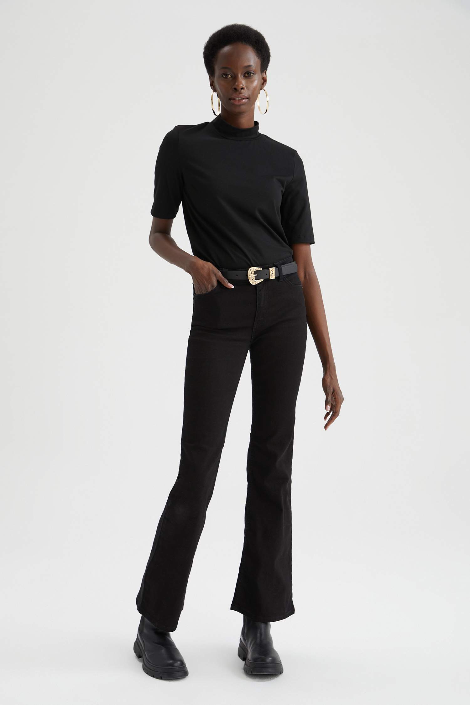Slim Fit Yarım Balıkçı Yaka Kısa Kollu Tişört