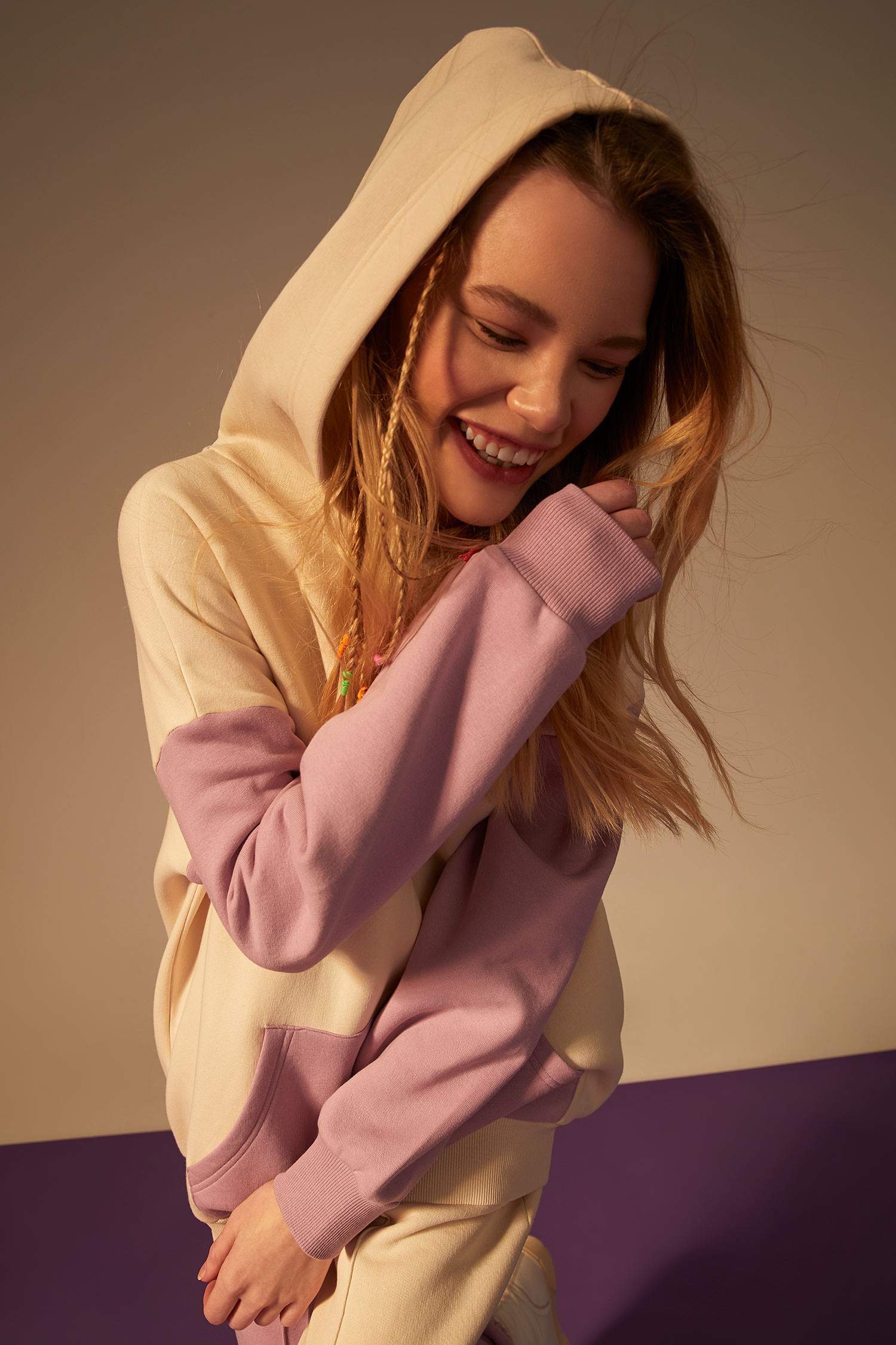 Oversize Fit Kapüşonlu Kanguru Cepli Baskılı Renk Bloklu Sweatshirt