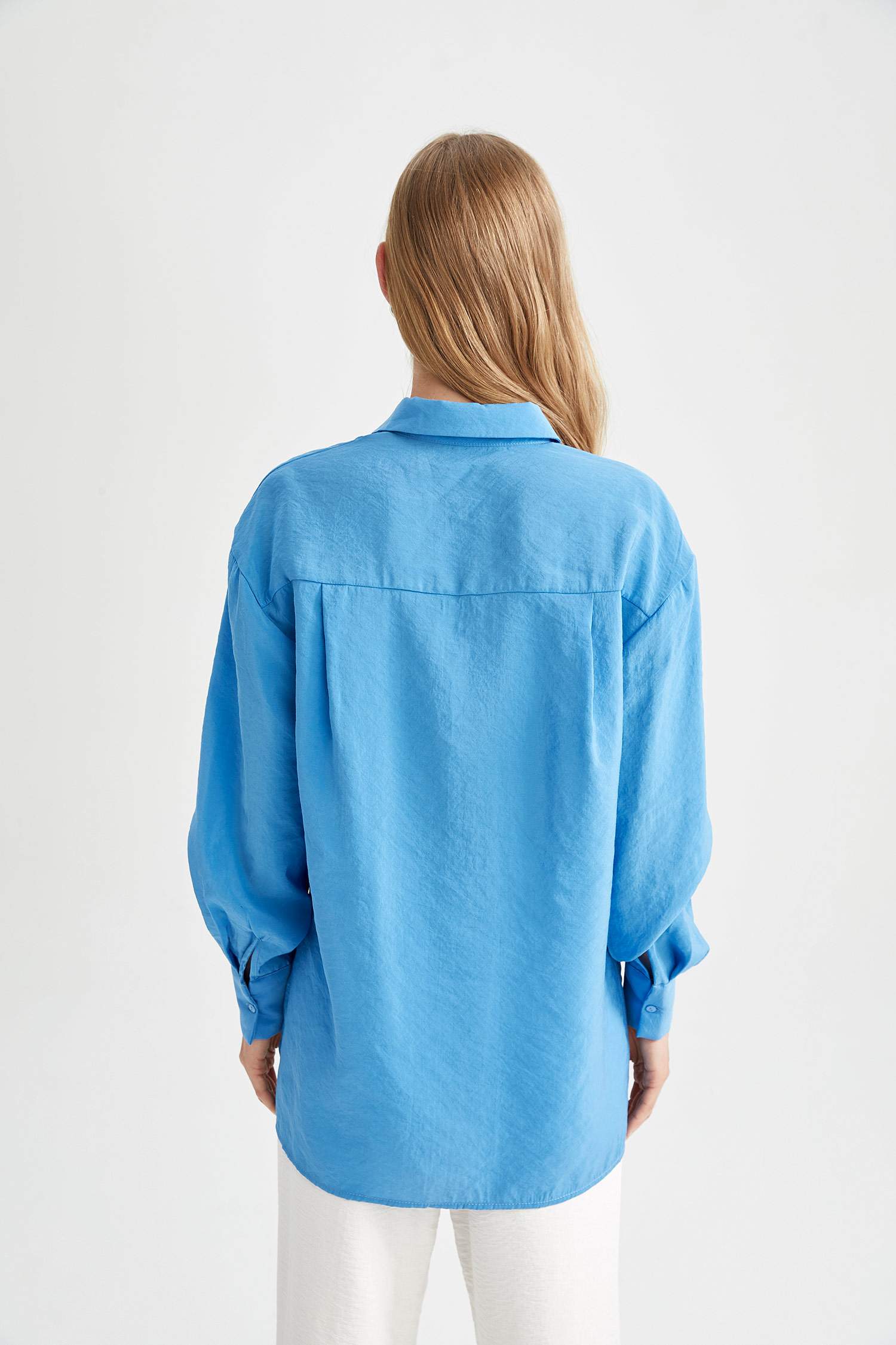 Oversize Fit Yırtmaç Detaylı Tensel Uzun Kollu Gömlek Tunik