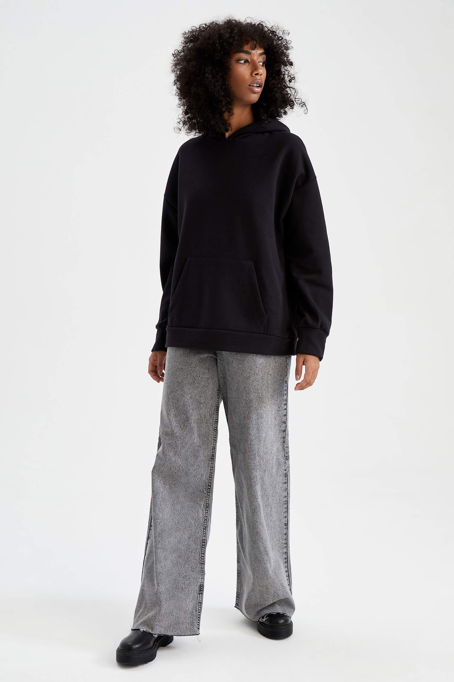 Oversize Fit Kapüşonlu Kanguru Cepli Sweatshirt