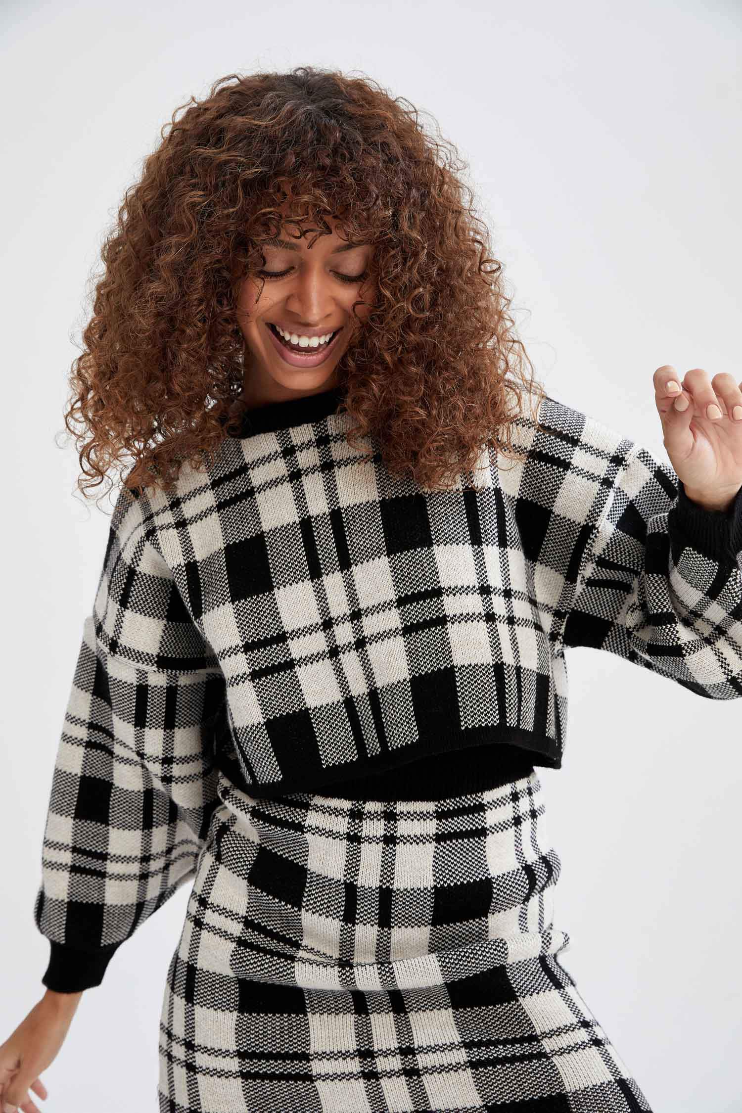 Ekoseli Bisiklet Yaka Oversize Fit Balon Kollu Crop Triko Kazak