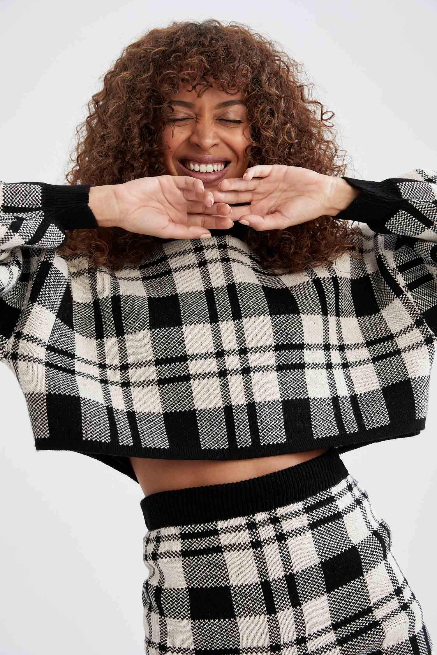 Ekoseli Bisiklet Yaka Oversize Fit Balon Kollu Crop Triko Kazak