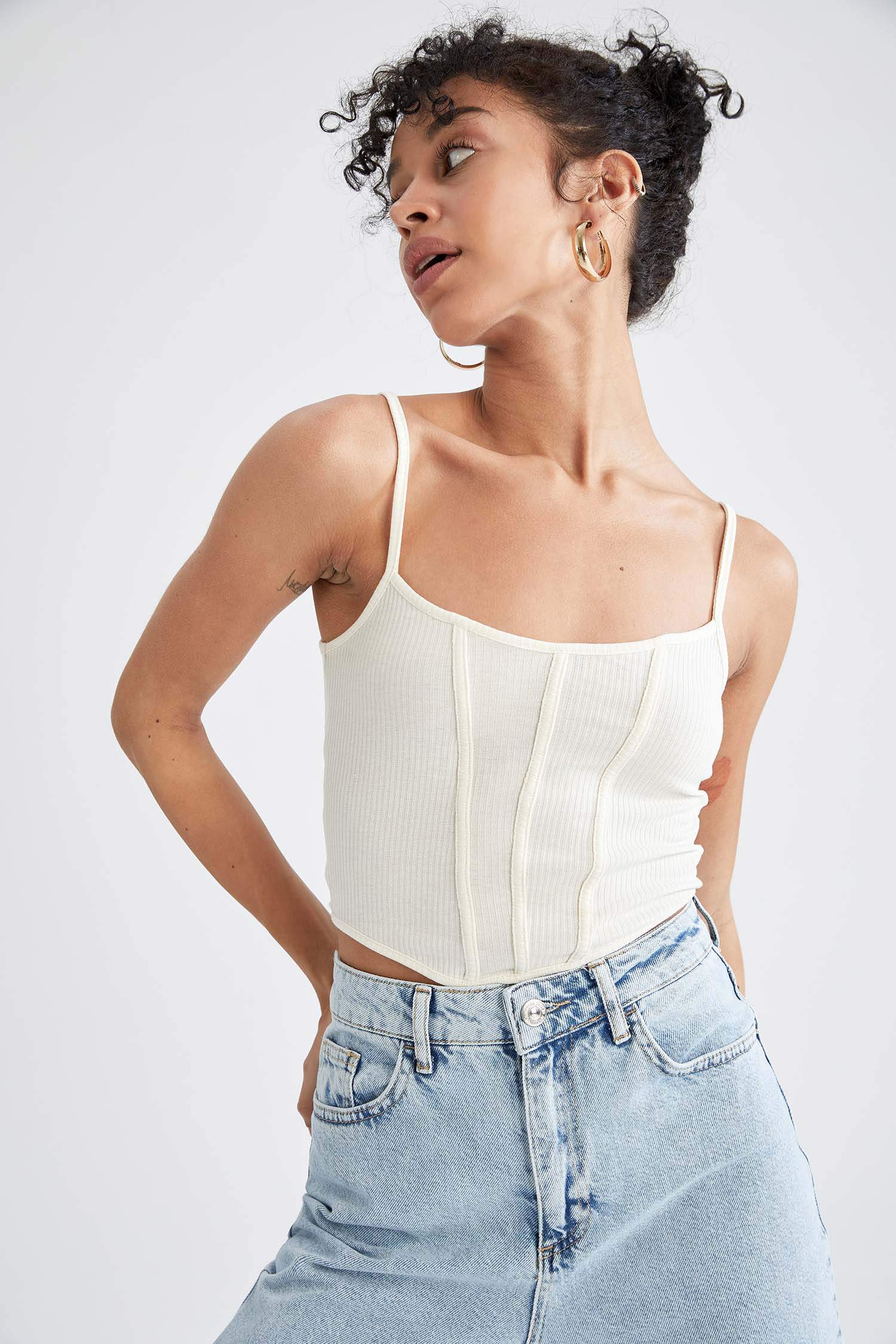 Fitted Kare Yaka Şerit Detaylı Koşkorse Askılı Crop Atlet