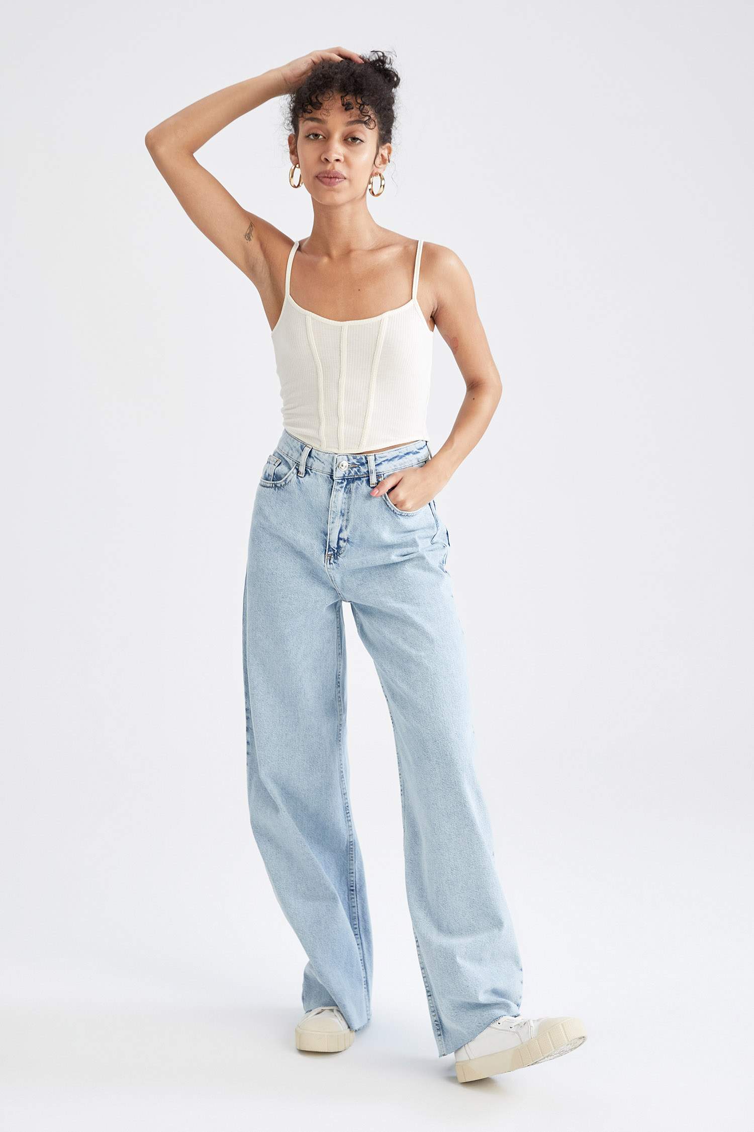 Fitted Kare Yaka Şerit Detaylı Koşkorse Askılı Crop Atlet