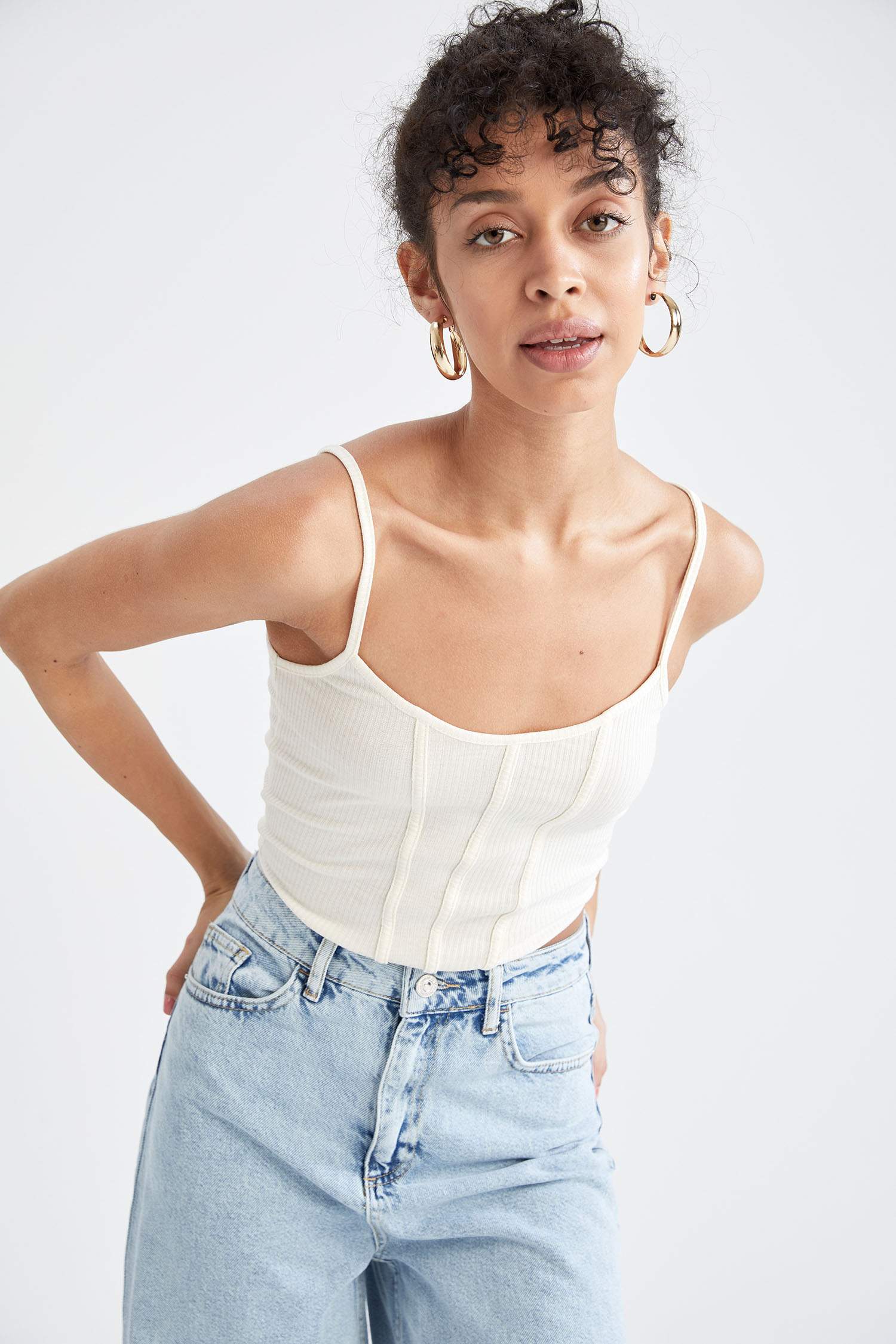 Fitted Kare Yaka Şerit Detaylı Koşkorse Askılı Crop Atlet