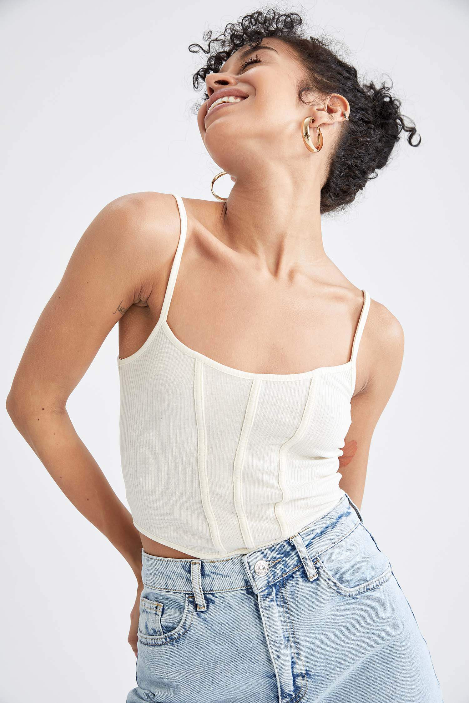 Fitted Kare Yaka Şerit Detaylı Koşkorse Askılı Crop Atlet