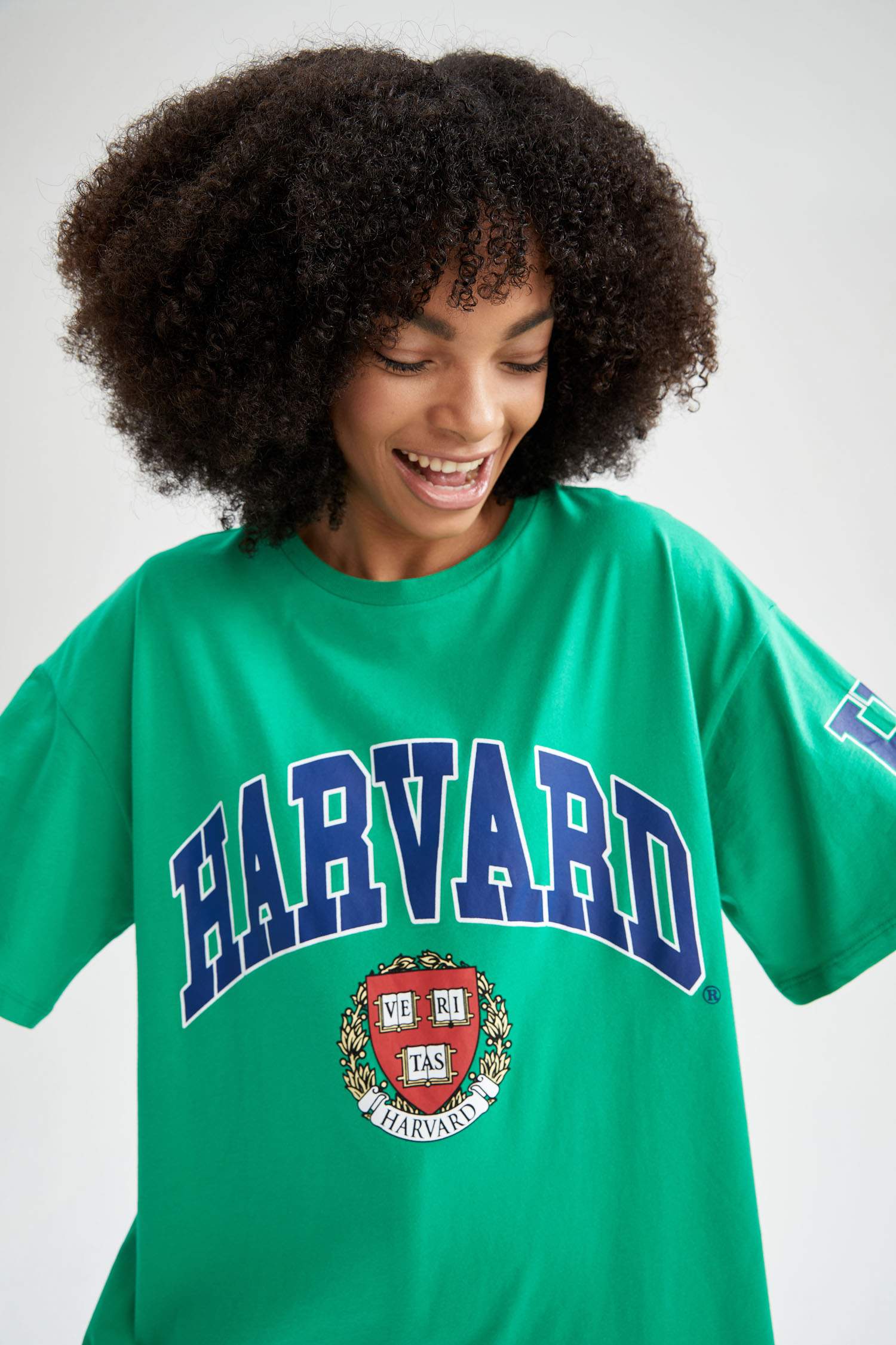 Harvard University Lisanslı Oversize Fit Bisiklet Yaka Baskılı Kısa Kollu Tişört