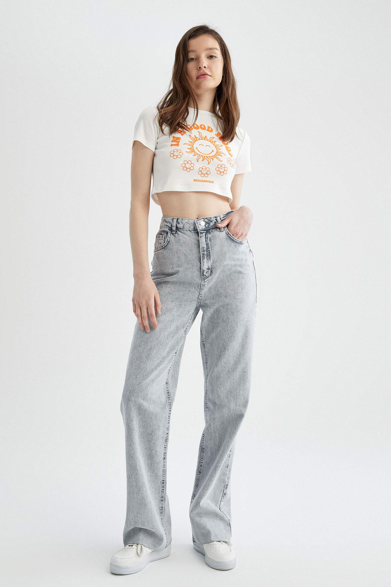 SmileyWorld Lisanslı Slim Fit Bisiklet Yaka Kısa Kollu Crop Tişört