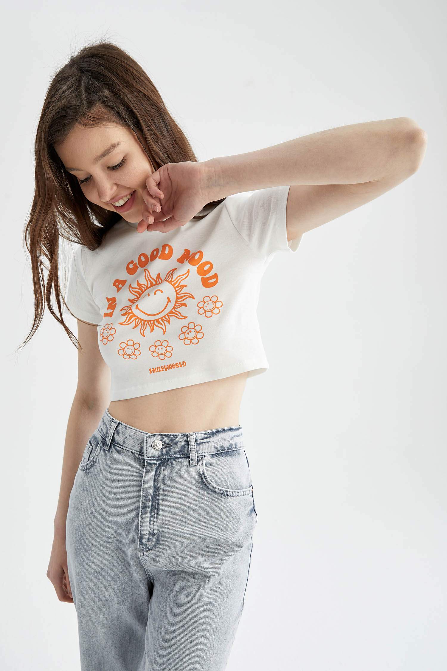 SmileyWorld Lisanslı Slim Fit Bisiklet Yaka Kısa Kollu Crop Tişört