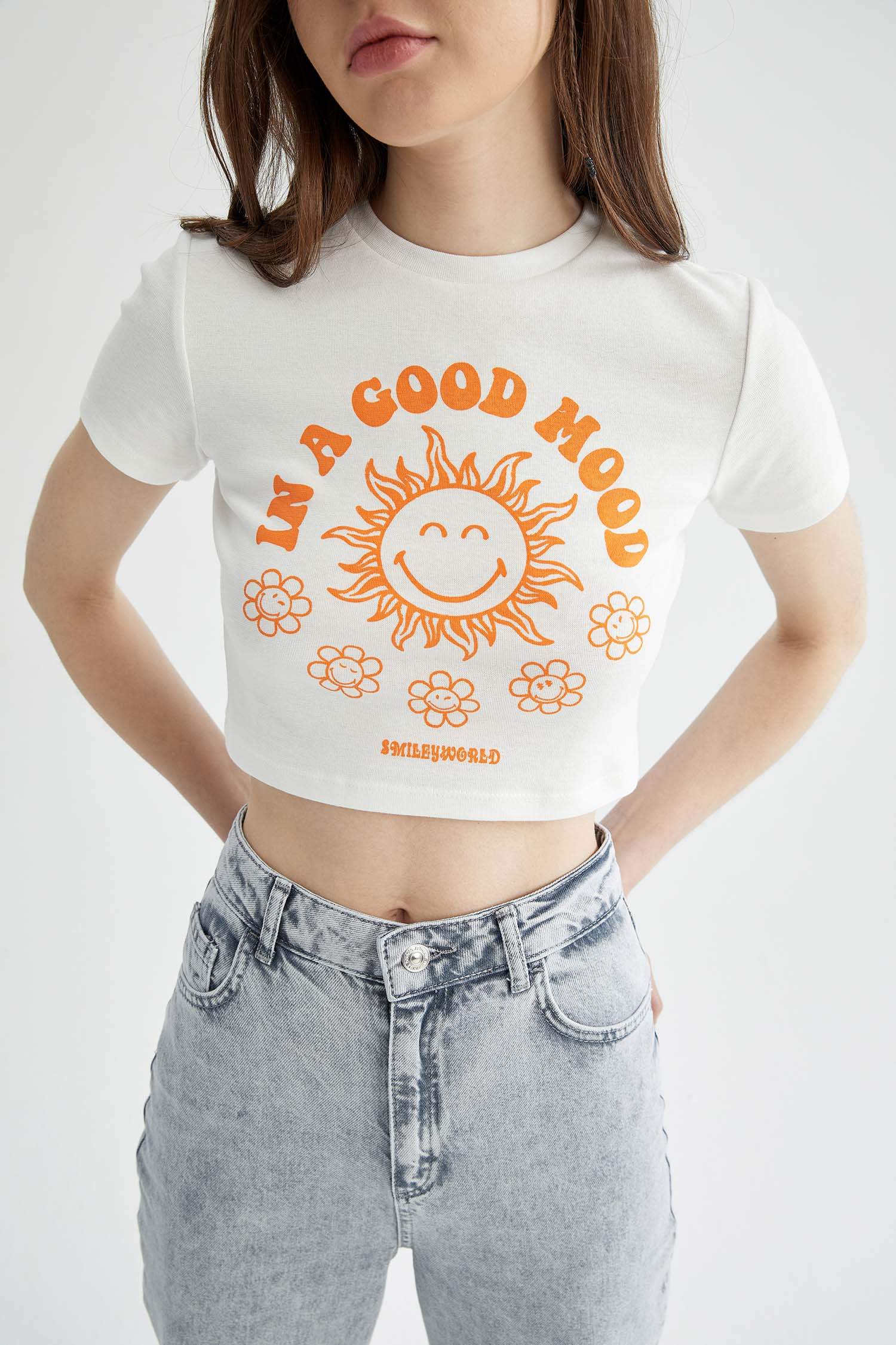 SmileyWorld Lisanslı Slim Fit Bisiklet Yaka Kısa Kollu Crop Tişört