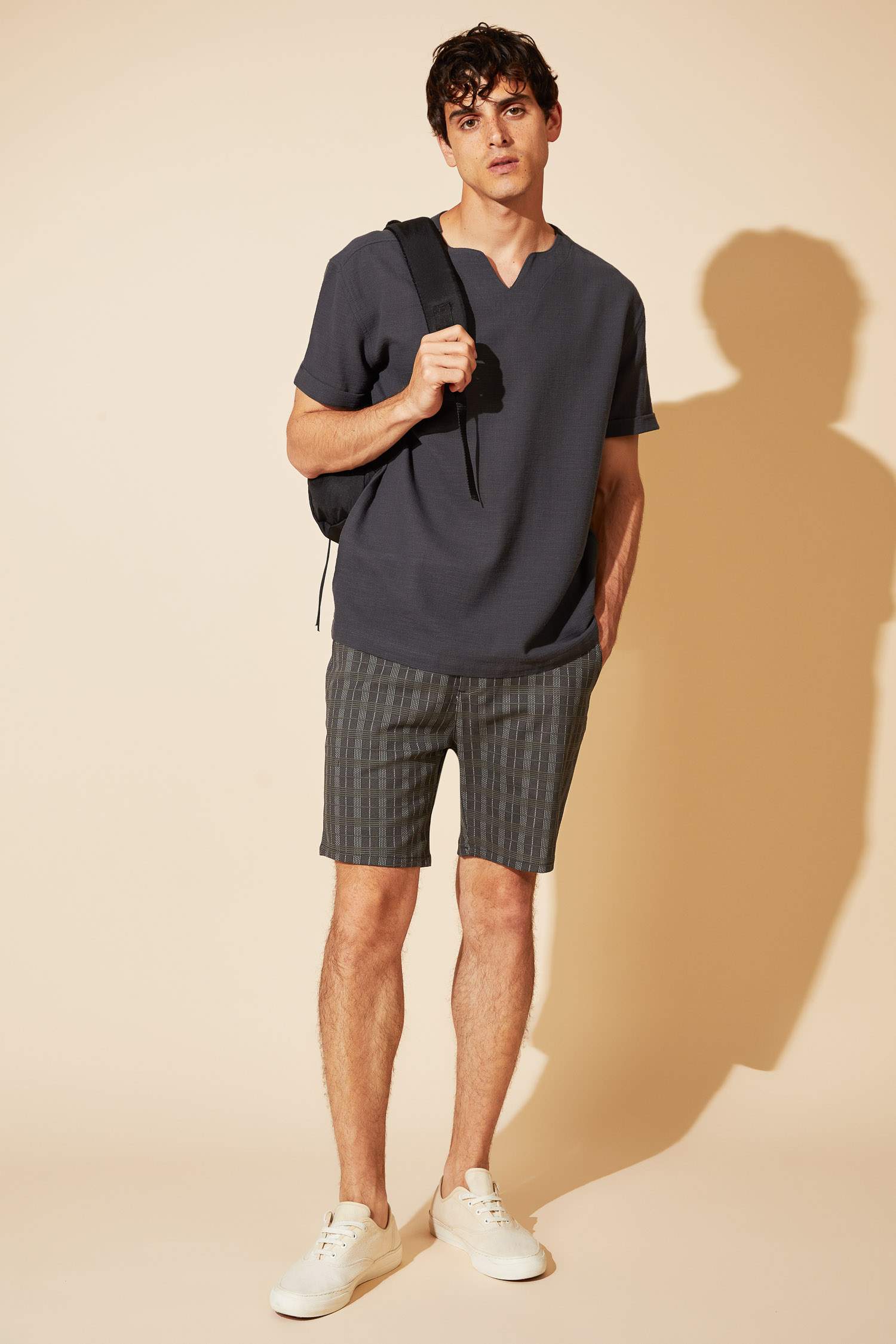 Regular Fit V Yaka Kısa Kollu Gömlek
