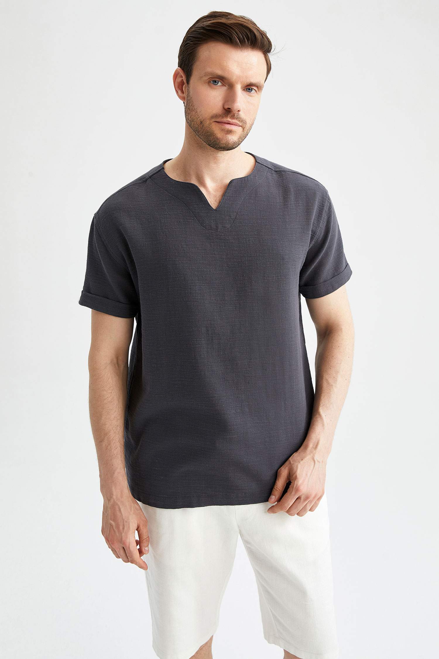 Regular Fit V Yaka Kısa Kollu Gömlek