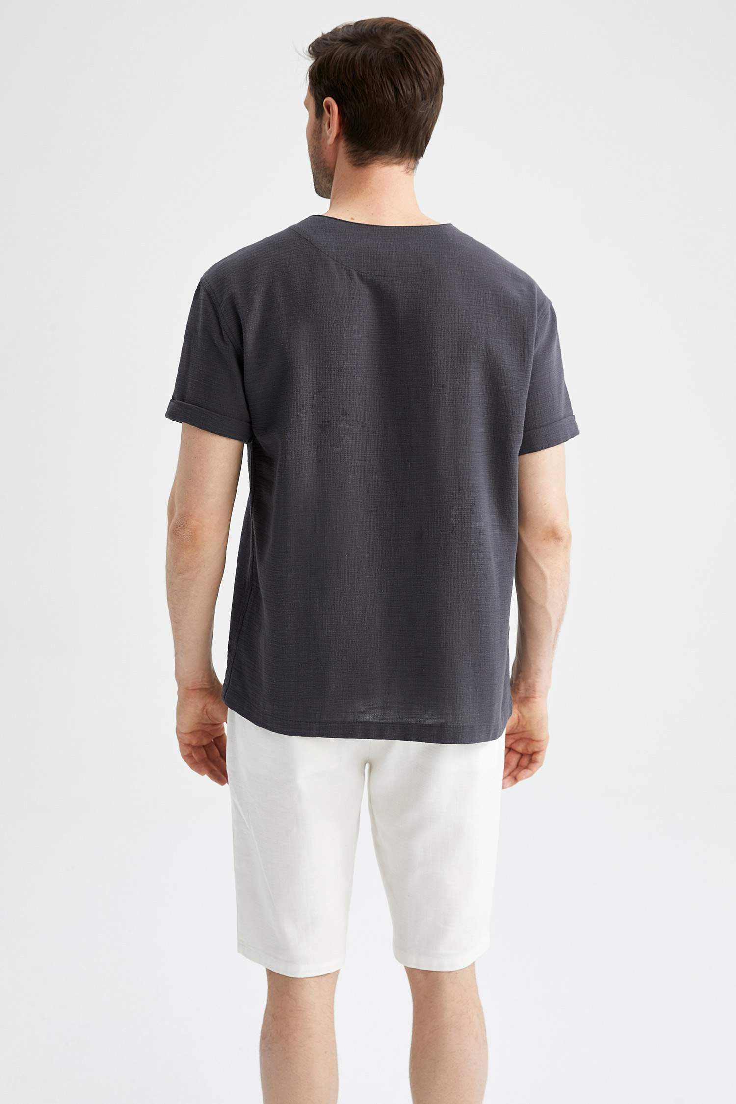 Regular Fit V Yaka Kısa Kollu Gömlek