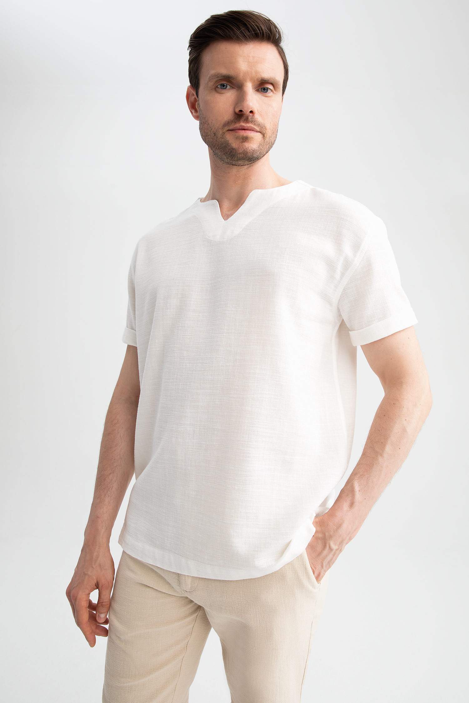 Regular Fit V Yaka Kısa Kollu Gömlek