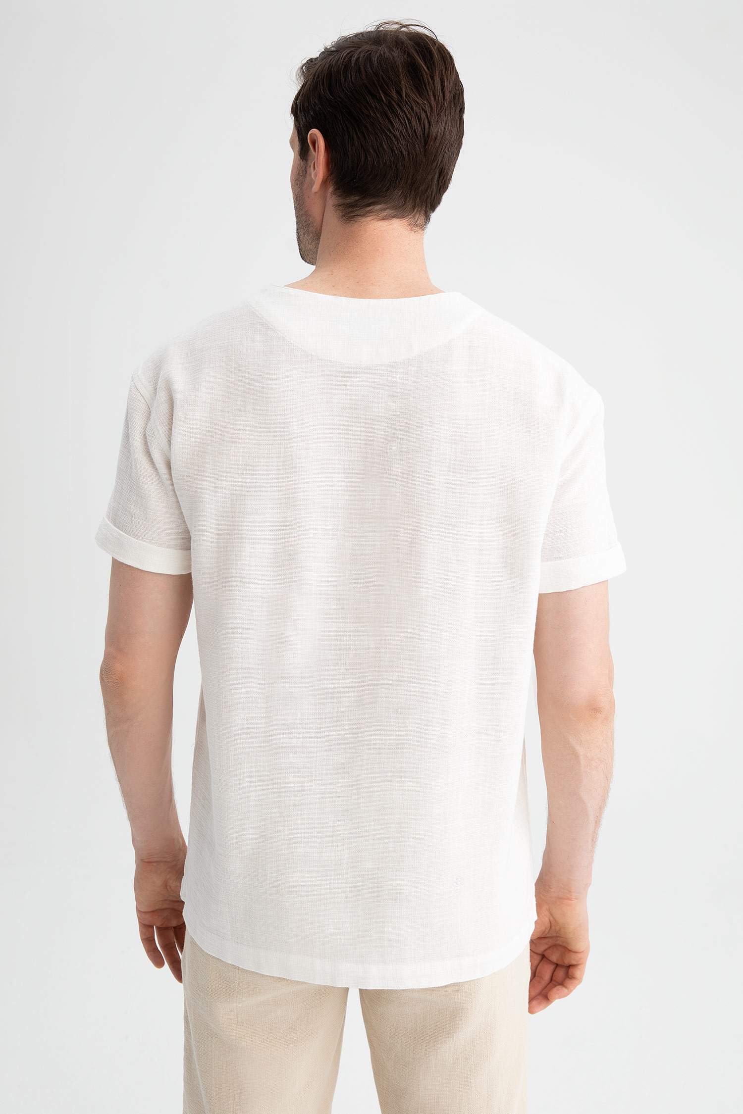 Regular Fit V Yaka Kısa Kollu Gömlek