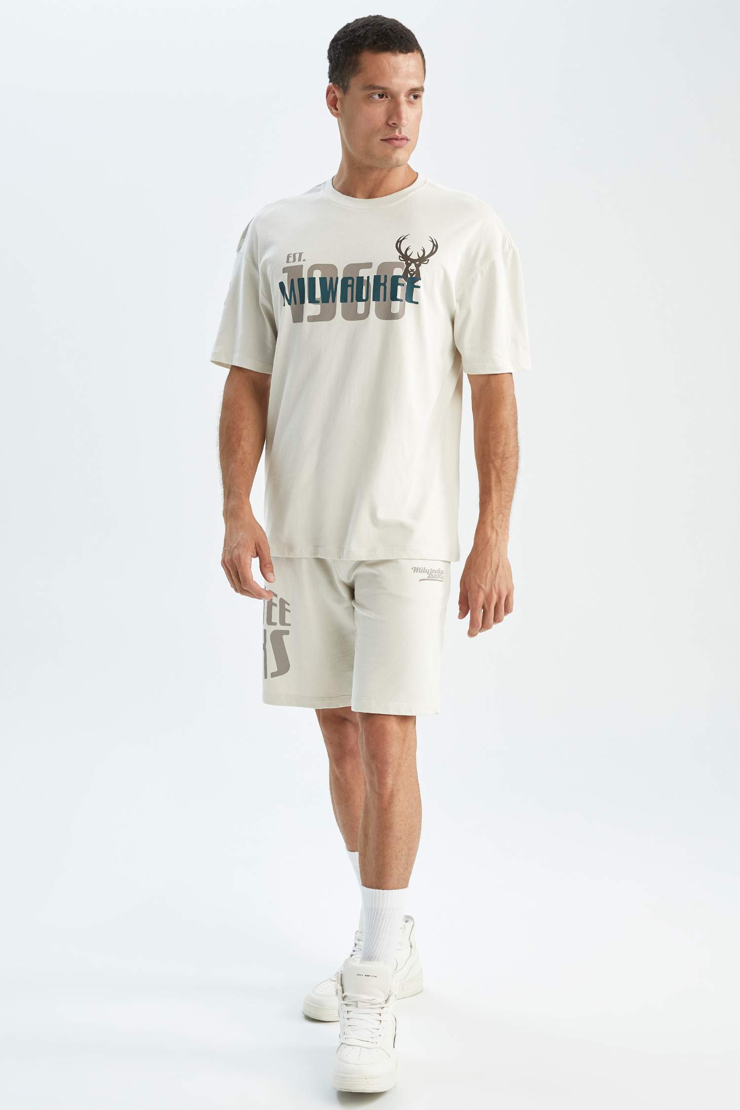Defacto Fit NBA Milwaukee Bucks Comfort Fit Tişört. 2 Defacto Fit NBA Milwaukee Bucks Comfort Fit Tişört. 2