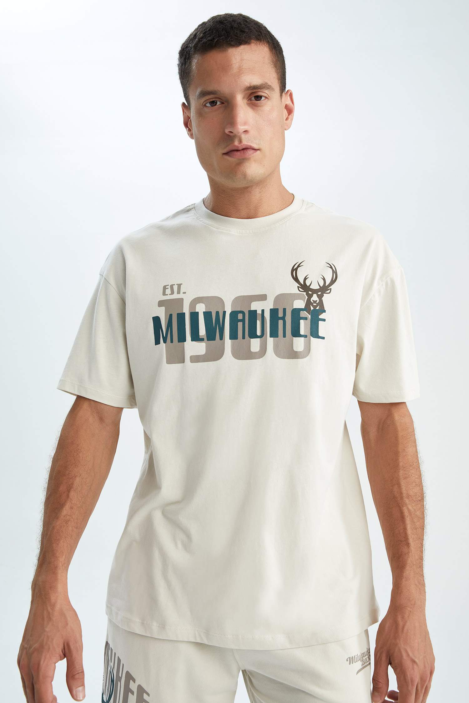 Defacto Fit NBA Milwaukee Bucks Comfort Fit Tişört. 3 Defacto Fit NBA Milwaukee Bucks Comfort Fit Tişört. 3