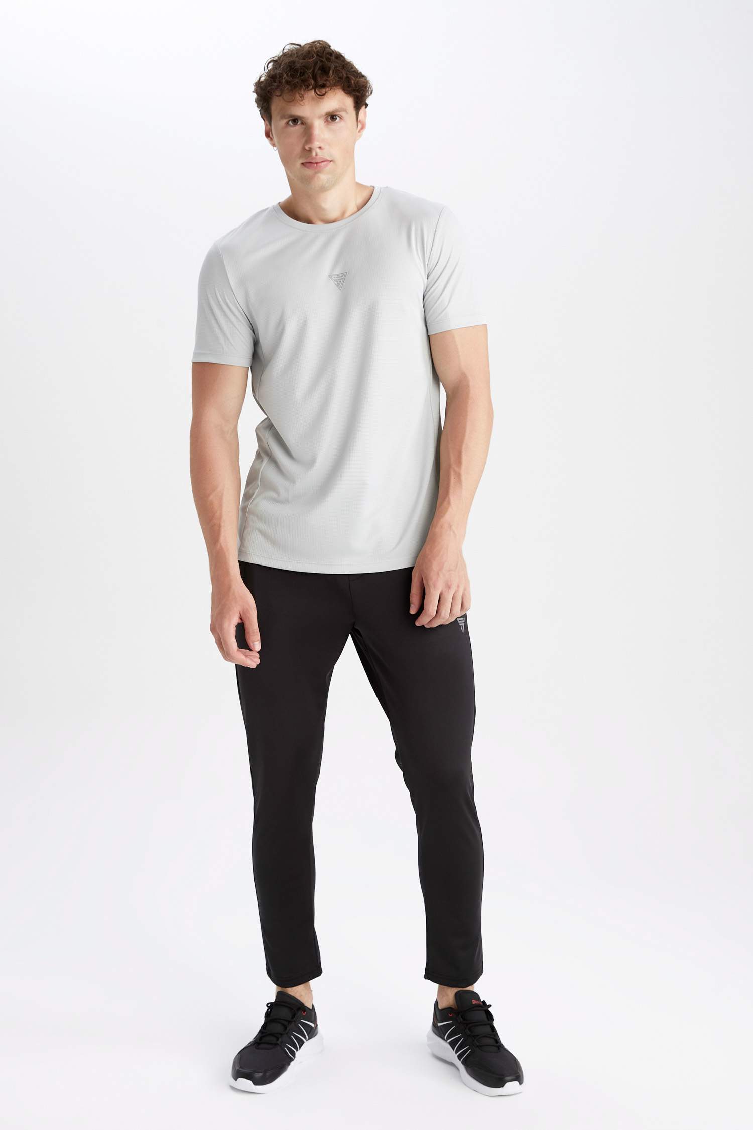 Defacto Fit Slim Fit Sporcu Jogger Eşofman Altı. 4 Defacto Fit Slim Fit Sporcu Jogger Eşofman Altı. 4