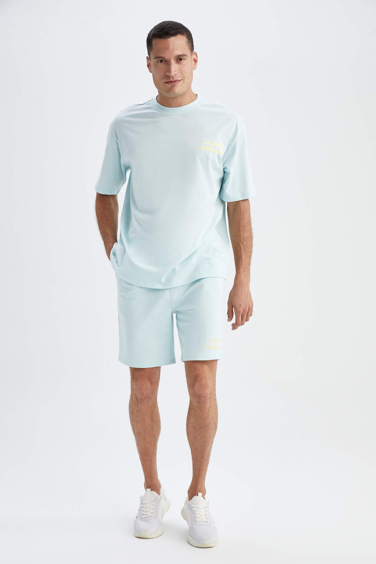 Defacto Fit Slim Fit Şort. 2 Defacto Fit Slim Fit Şort. 2