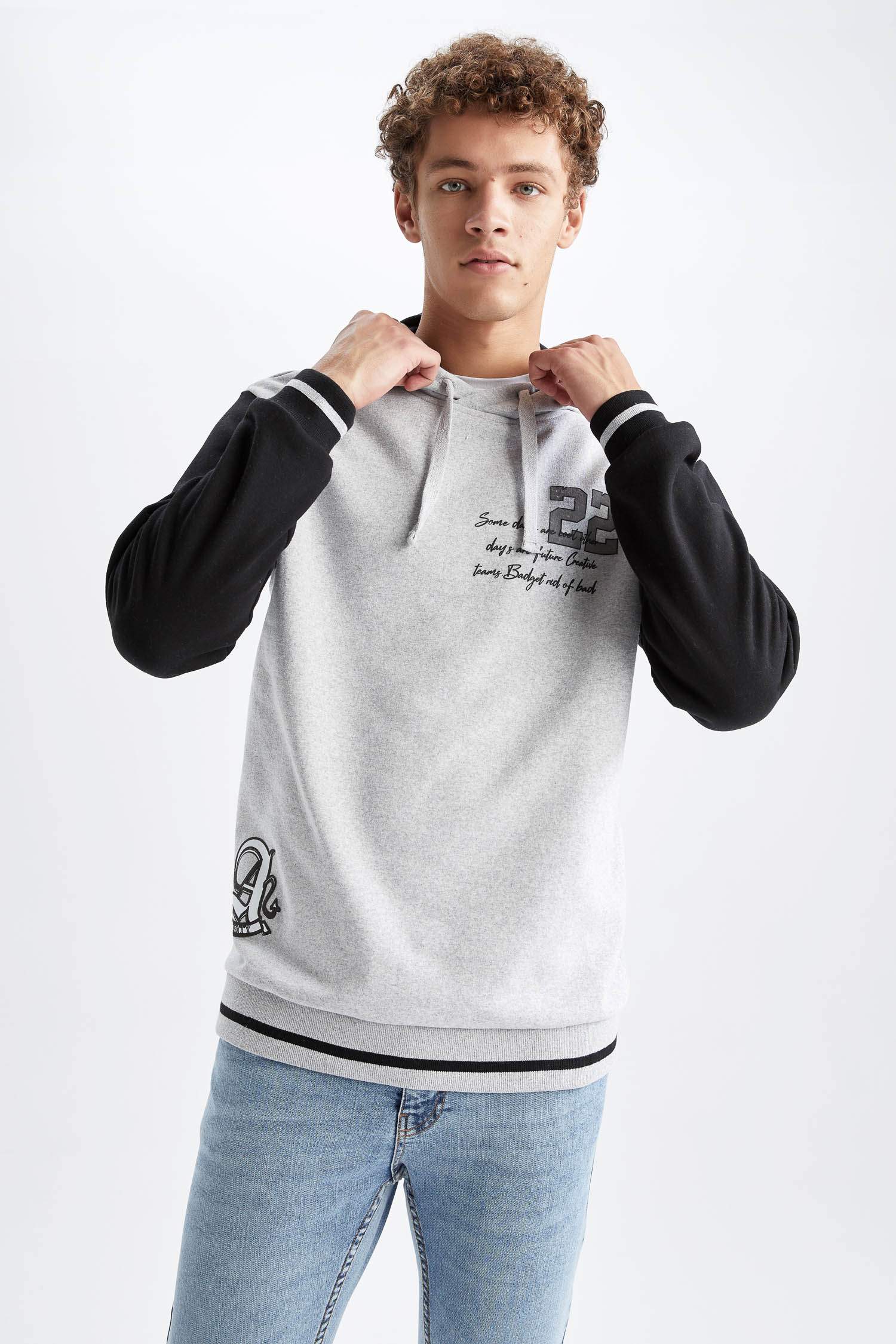 Defacto Regular Fit Kapüşonlu Sürdürülebilir İçi Yumuşak Tüylü Sweatshirt. 3 Defacto Regular Fit Kapüşonlu Sürdürülebilir İçi Yumuşak Tüylü Sweatshirt. 3