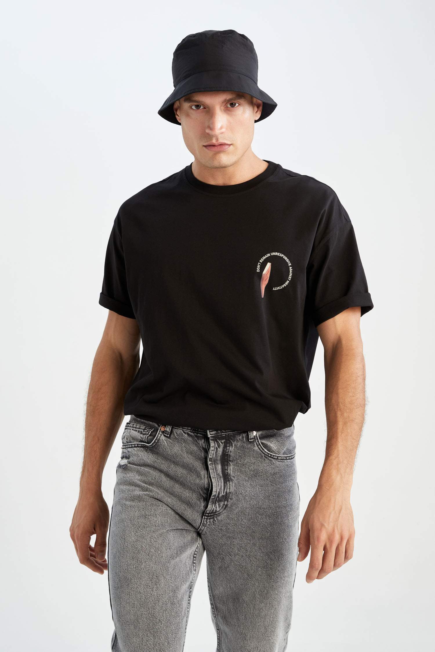 Defacto Gürbüz Doğan Ekşioğlu Oversize Fit Bisiklet Yaka Tişört. 5 Defacto Gürbüz Doğan Ekşioğlu Oversize Fit Bisiklet Yaka Tişört. 5