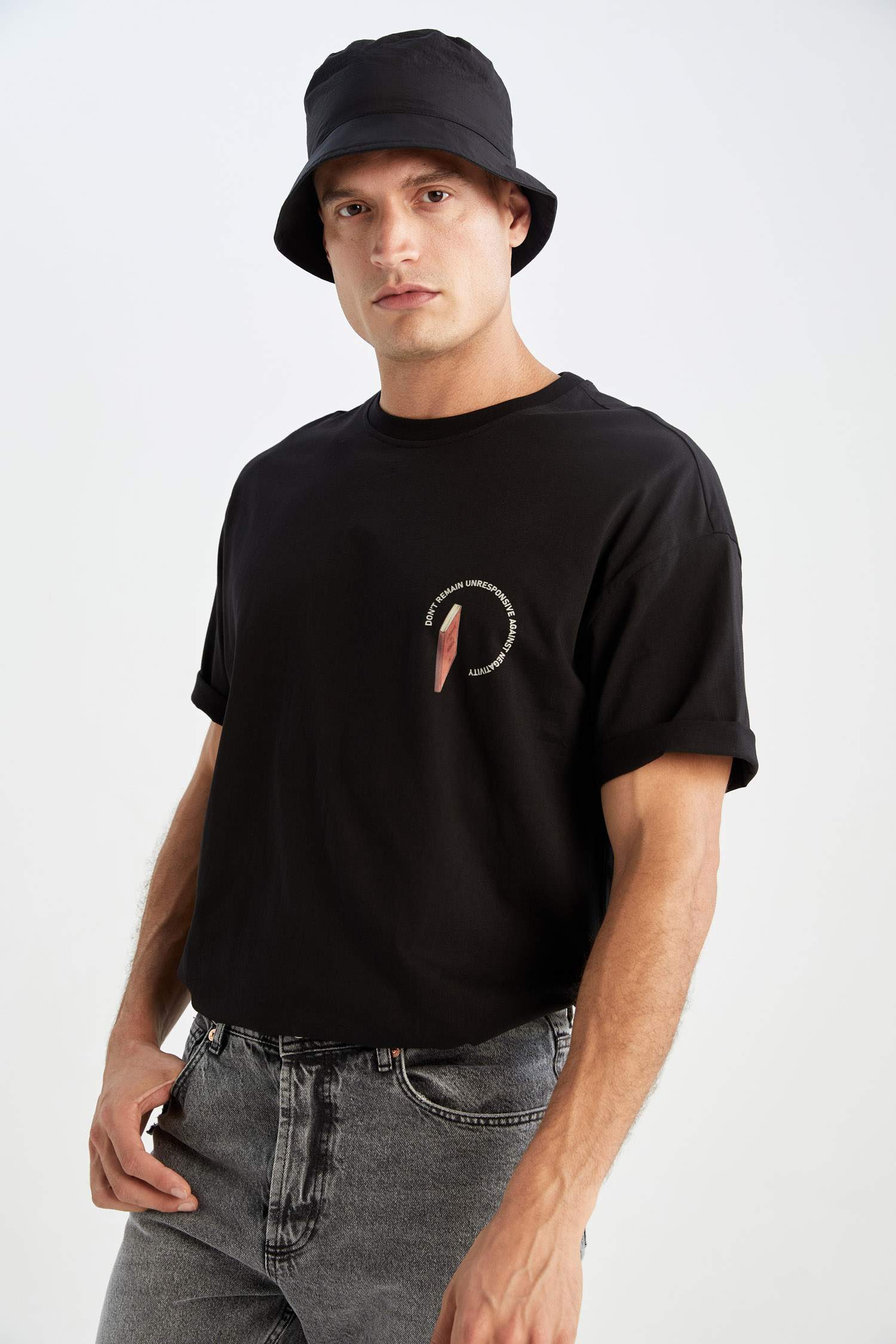 Defacto Gürbüz Doğan Ekşioğlu Oversize Fit Bisiklet Yaka Tişört. 7 Defacto Gürbüz Doğan Ekşioğlu Oversize Fit Bisiklet Yaka Tişört. 7