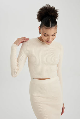 Пуловер приталенного кроя с круглым вырезом из трикотажа для женщин