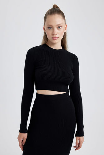 Пуловер приталеного крою з круглим вирізом трикотажний для жінок