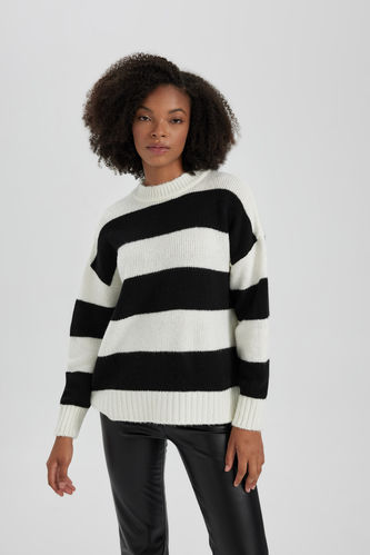 Пуловер оверсайз з круглим вирізом трикотажний для жінок