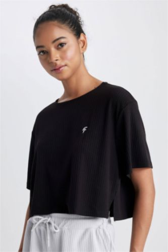 Woman Black Crop Ribana Short Sleeve T-Shirt