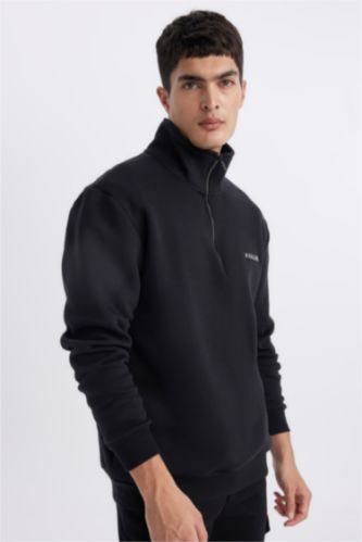 MAN Black Regular Fit Zipper Sweatshirt