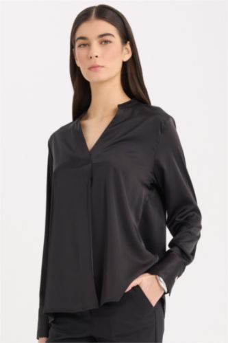 FEMME Noir Blouse en satin à col V et manches longues