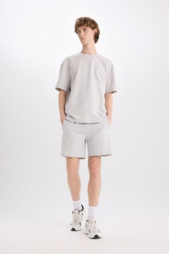 Шорты slim fit с прямыми штанинами и базовым дизайном