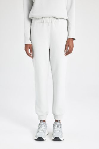 DeFactoFit Sporcu Jogger İnce Eşofman Altı Standart Fit Cepli Esnek Paça Skuba Dalgıç Kumaş Basic Düz