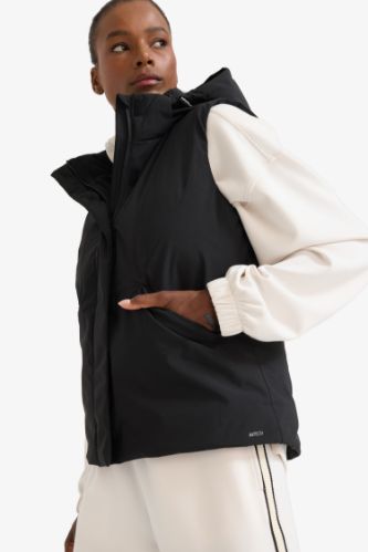 Водонепроницаемый спортивный жилет DeFactoFit Regular Fit с водоотталкивающей пропиткой и капюшоном
