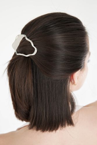 كلبس شعر نسائي فضي