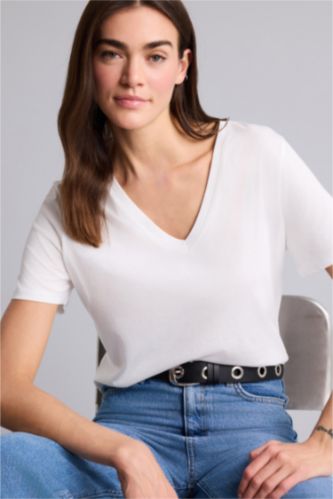 حريمي بيج فاتح تيشيرت نص كم قصة عادية وياقة V