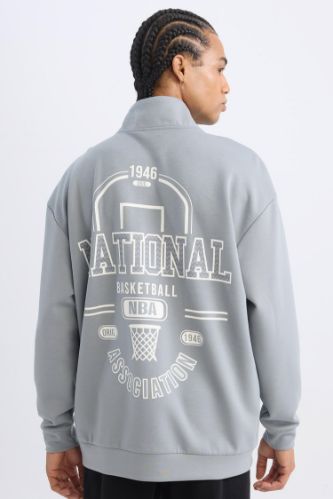 DeFactoFit NBA Wordmark Oversize Geniş Kalıp Fermuarlı Dik Yaka Sırt Baskılı Skuba Dalgıç Kumaş Sweatshirt