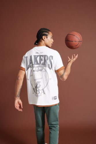 DeFactoFit NBA Los Angeles Lakers Standart Fit Normal Kesim Bisiklet Yaka Sırt Baskılı Pamuklu Kısa Kollu Tişört