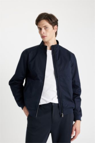 رجالي كحلي جاكيت خفيف سليم فيت بياقة عالية وتر برووف بجيوب بسوسته