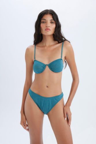 كلوت بكيني قصة عادية من Fall in Love